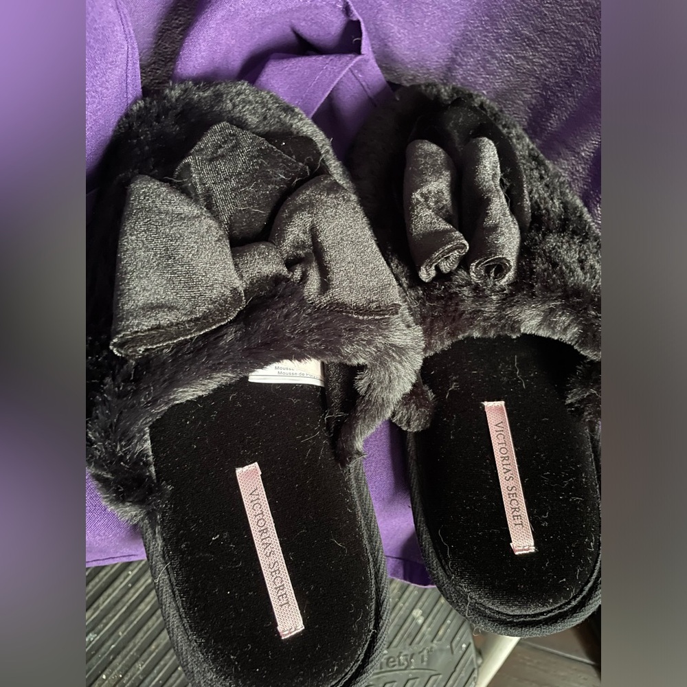 New Victoria Secret fuzzy Lg Slippers